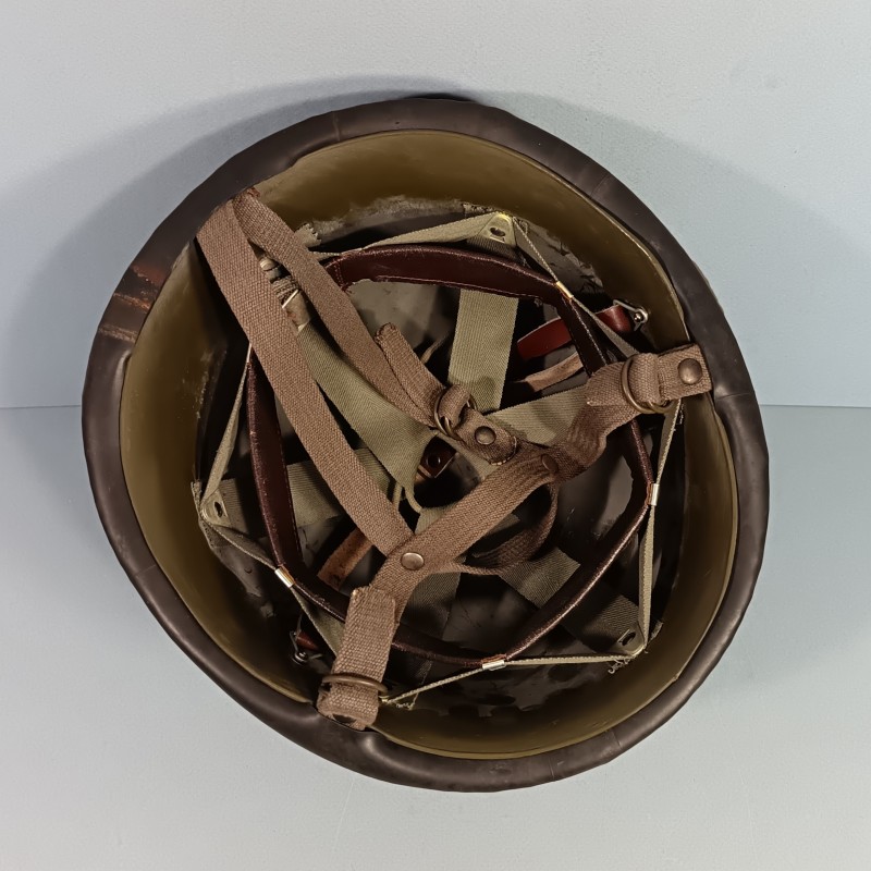 CASQUE FRANCAIS MODELE 1956 PARACHUTISTE CASQUE LOURD DATE 1959 ET LINER 1962 TAP LEGION ETRANGERE FILET DE CAMOUFLAGE